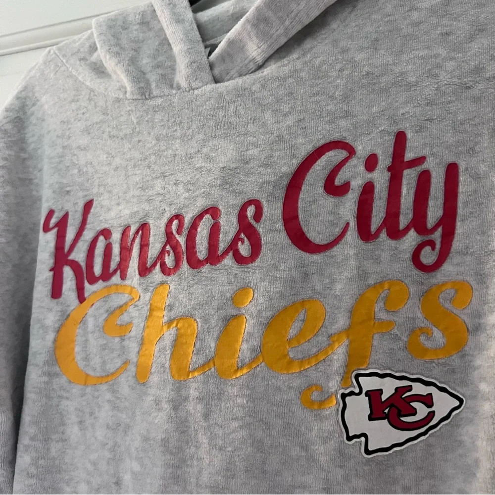 Kansas City Chiefs Women’s Gray Hoodie - Picture 2 of 3